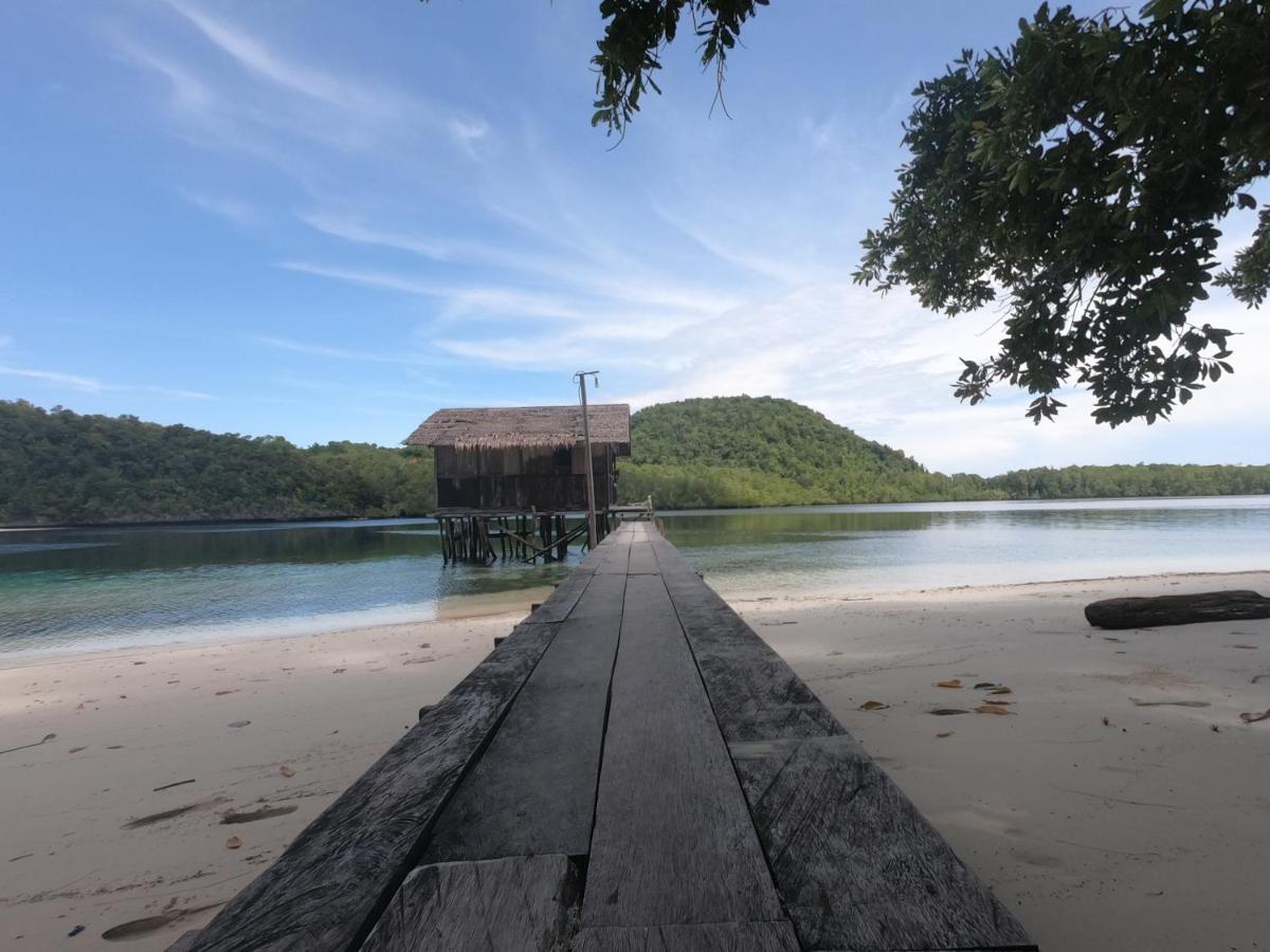 Meos Ambower Homestay Raja Ampat Fam Eksteriør billede