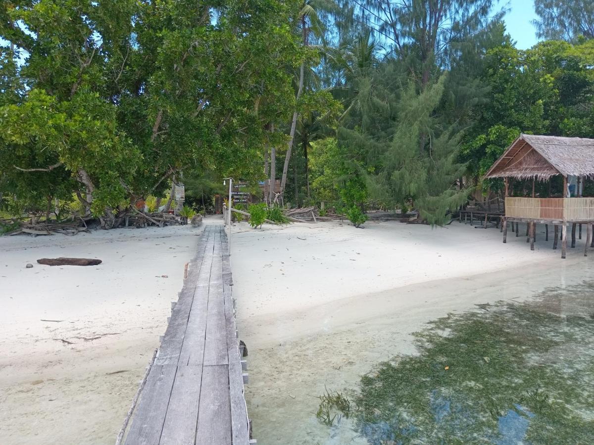 Meos Ambower Homestay Raja Ampat Fam Eksteriør billede